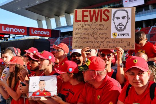 Circuit atmosphere - Lewis Hamilton (GBR) Ferrari fans in the pits.
31.07.2025. Formula 1 World Championship, Rd 14, Hungarian Grand Prix, Budapest, Hungary, Preparation Day.
- www.xpbimages.com, EMail: requests@xpbimages.com © Copyright: Batchelor / XPB Images