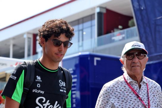 (L to R): Gabriel Bortoleto (BRA) Sauber with Jo Ramirez (MEX).
01.08.2025. Formula 1 World Championship, Rd 14, Hungarian Grand Prix, Budapest, Hungary, Practice Day.
- www.xpbimages.com, EMail: requests@xpbimages.com © Copyright: Bearne / XPB Images