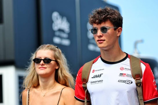 (L to R): Alicia Torriani with her boyfriend Oliver Bearman (GBR) Haas F1 Team.
02.08.2025. Formula 1 World Championship, Rd 14, Hungarian Grand Prix, Budapest, Hungary, Qualifying Day.
- www.xpbimages.com, EMail: requests@xpbimages.com © Copyright: Batchelor / XPB Images