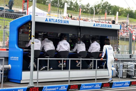 Carlos Sainz (ESP) Atlassian Williams Racing.
02.08.2025. Formula 1 World Championship, Rd 14, Hungarian Grand Prix, Budapest, Hungary, Qualifying Day.
- www.xpbimages.com, EMail: requests@xpbimages.com © Copyright: Bearne / XPB Images