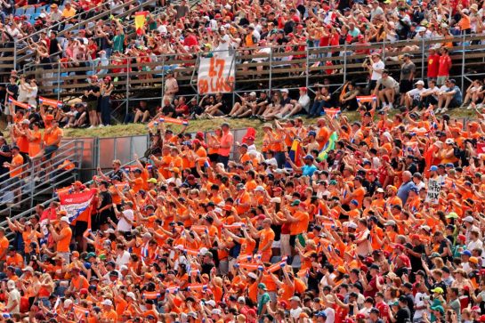 Circuit atmosphere - fans in the grandstand.
03.08.2025. Formula 1 World Championship, Rd 14, Hungarian Grand Prix, Budapest, Hungary, Race Day.
- www.xpbimages.com, EMail: requests@xpbimages.com © Copyright: Moy / XPB Images