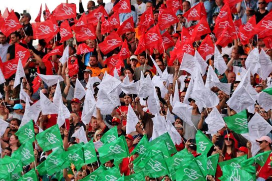 Circuit atmosphere - fans in the grandstand.
03.08.2025. Formula 1 World Championship, Rd 14, Hungarian Grand Prix, Budapest, Hungary, Race Day.
- www.xpbimages.com, EMail: requests@xpbimages.com © Copyright: Moy / XPB Images