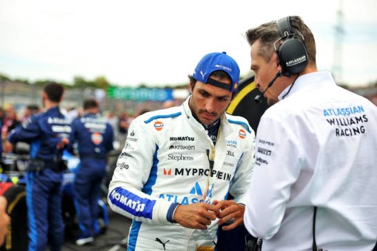 Carlos Sainz (ESP) Atlassian Williams Racing with Gaetan Jego (FRA) Atlassian Williams Racing Race Engineer on the grid.
03.08.2025. Formula 1 World Championship, Rd 14, Hungarian Grand Prix, Budapest, Hungary, Race Day.
- www.xpbimages.com, EMail: requests@xpbimages.com © Copyright: Bearne / XPB Images