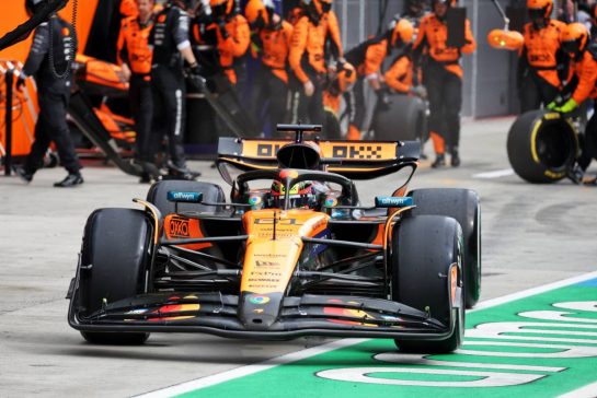 Oscar Piastri (AUS) McLaren MCL39 makes a pit stop.
03.08.2025. Formula 1 World Championship, Rd 14, Hungarian Grand Prix, Budapest, Hungary, Race Day.
- www.xpbimages.com, EMail: requests@xpbimages.com © Copyright: Bearne / XPB Images