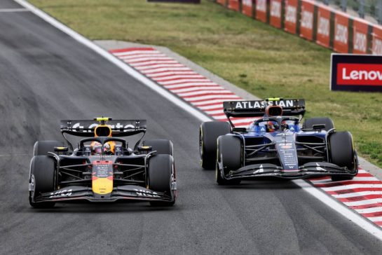Yuki Tsunoda (JPN) Red Bull Racing RB21 and Carlos Sainz (ESP) Atlassian Williams Racing FW47 battle for position.
03.08.2025. Formula 1 World Championship, Rd 14, Hungarian Grand Prix, Budapest, Hungary, Race Day.
- www.xpbimages.com, EMail: requests@xpbimages.com © Copyright: Charniaux / XPB Images