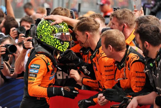 Race winner Lando Norris (GBR) McLaren celebrates in parc ferme with the team.
03.08.2025. Formula 1 World Championship, Rd 14, Hungarian Grand Prix, Budapest, Hungary, Race Day.
- www.xpbimages.com, EMail: requests@xpbimages.com © Copyright: Moy / XPB Images