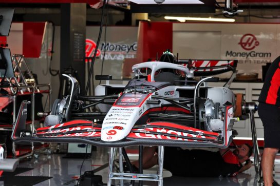 Haas VF-25 being prepared in the pit garage.
28.08.2025. Formula 1 World Championship, Rd 15, Dutch Grand Prix, Zandvoort, Netherlands, Preparation Day.
- www.xpbimages.com, EMail: requests@xpbimages.com © Copyright: Moy / XPB Images