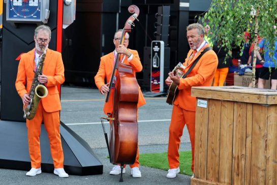 Paddock atmosphere - musicians.
28.08.2025. Formula 1 World Championship, Rd 15, Dutch Grand Prix, Zandvoort, Netherlands, Preparation Day.
- www.xpbimages.com, EMail: requests@xpbimages.com © Copyright: Moy / XPB Images