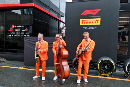 Paddock atmosphere - musicians.
28.08.2025. Formula 1 World Championship, Rd 15, Dutch Grand Prix, Zandvoort, Netherlands, Preparation Day.
- www.xpbimages.com, EMail: requests@xpbimages.com © Copyright: Moy / XPB Images