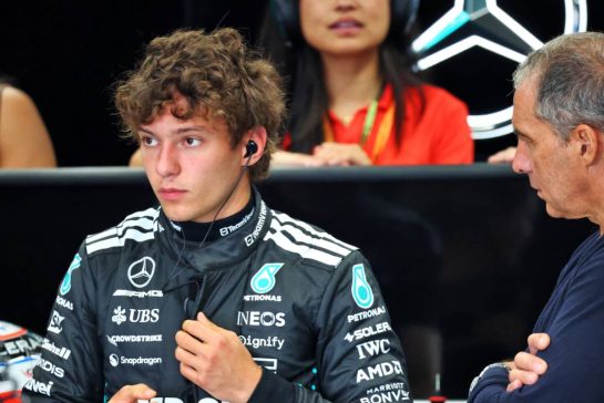 (L to R): Andrea Kimi Antonelli (ITA) Mercedes AMG F1 with his father Marco Antonelli (ITA).
30.08.2025. Formula 1 World Championship, Rd 15, Dutch Grand Prix, Zandvoort, Netherlands, Qualifying Day.
- www.xpbimages.com, EMail: requests@xpbimages.com © Copyright: Batchelor / XPB Images