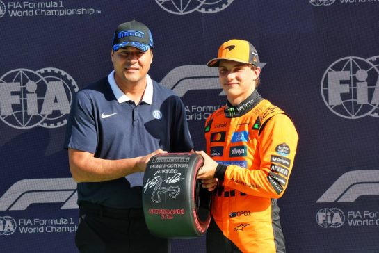 (L to R): Julio Ricardo Cruz (ARG) Former Football Player presents the Pirelli Pole Position Award to Oscar Piastri (AUS) McLaren in qualifying parc ferme.
30.08.2025. Formula 1 World Championship, Rd 15, Dutch Grand Prix, Zandvoort, Netherlands, Qualifying Day.
- www.xpbimages.com, EMail: requests@xpbimages.com © Copyright: Batchelor / XPB Images
