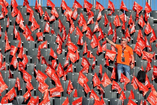 Circuit atmosphere - fans in the grandstand.
31.08.2025. Formula 1 World Championship, Rd 15, Dutch Grand Prix, Zandvoort, Netherlands, Race Day.
- www.xpbimages.com, EMail: requests@xpbimages.com © Copyright: Moy / XPB Images