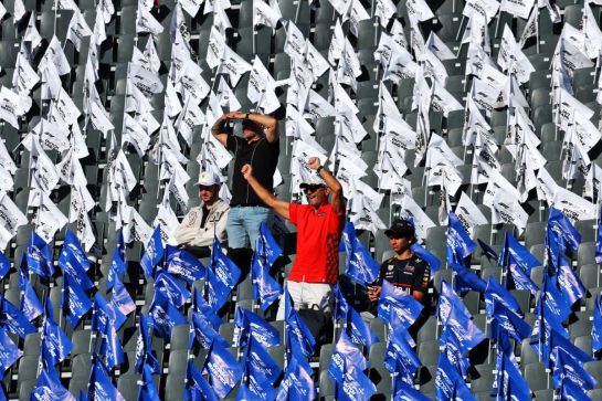 Circuit atmosphere - fans in the grandstand.
31.08.2025. Formula 1 World Championship, Rd 15, Dutch Grand Prix, Zandvoort, Netherlands, Race Day.
- www.xpbimages.com, EMail: requests@xpbimages.com © Copyright: Moy / XPB Images