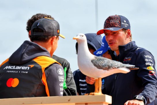 (L to R): Lando Norris (GBR) McLaren; a seagull; and Max Verstappen (NLD) Red Bull Racing, on the drivers' parade.
31.08.2025. Formula 1 World Championship, Rd 15, Dutch Grand Prix, Zandvoort, Netherlands, Race Day.
- www.xpbimages.com, EMail: requests@xpbimages.com © Copyright: Batchelor / XPB Images