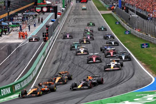 Oscar Piastri (AUS) McLaren MCL39 leads Max Verstappen (NLD) Red Bull Racing RB21 and Lando Norris (GBR) McLaren MCL39 at the start of the race.
31.08.2025. Formula 1 World Championship, Rd 15, Dutch Grand Prix, Zandvoort, Netherlands, Race Day.
- www.xpbimages.com, EMail: requests@xpbimages.com © Copyright: Batchelor / XPB Images