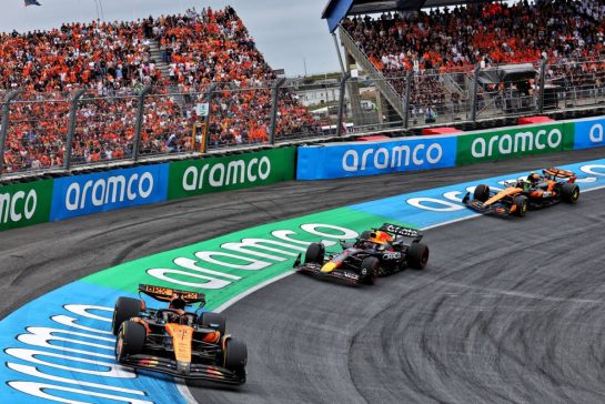 Oscar Piastri (AUS) McLaren MCL39 leads at the start of the race.
31.08.2025. Formula 1 World Championship, Rd 15, Dutch Grand Prix, Zandvoort, Netherlands, Race Day.
- www.xpbimages.com, EMail: requests@xpbimages.com © Copyright: Miltenburg / XPB Images