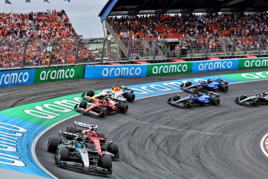 George Russell (GBR) Mercedes AMG F1 W16 at the start of the race.
31.08.2025. Formula 1 World Championship, Rd 15, Dutch Grand Prix, Zandvoort, Netherlands, Race Day.
- www.xpbimages.com, EMail: requests@xpbimages.com © Copyright: Miltenburg / XPB Images
