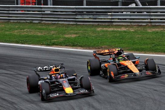 Max Verstappen (NLD) Red Bull Racing RB21 and Lando Norris (GBR) McLaren MCL39 battle for position.
31.08.2025. Formula 1 World Championship, Rd 15, Dutch Grand Prix, Zandvoort, Netherlands, Race Day.
- www.xpbimages.com, EMail: requests@xpbimages.com © Copyright: Batchelor / XPB Images