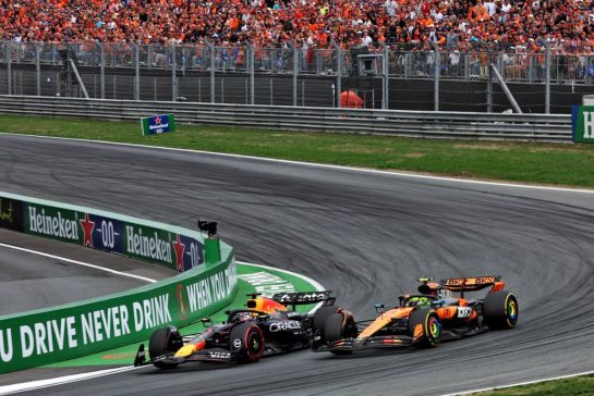 Max Verstappen (NLD) Red Bull Racing RB21 and Lando Norris (GBR) McLaren MCL39 battle for position.
31.08.2025. Formula 1 World Championship, Rd 15, Dutch Grand Prix, Zandvoort, Netherlands, Race Day.
- www.xpbimages.com, EMail: requests@xpbimages.com © Copyright: Batchelor / XPB Images
