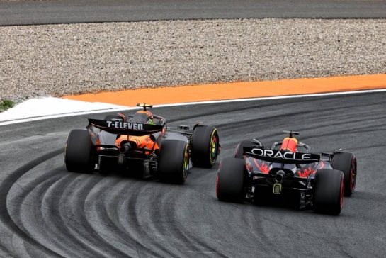 Max Verstappen (NLD) Red Bull Racing RB21 and Lando Norris (GBR) McLaren MCL39 battle for position.
31.08.2025. Formula 1 World Championship, Rd 15, Dutch Grand Prix, Zandvoort, Netherlands, Race Day.
- www.xpbimages.com, EMail: requests@xpbimages.com © Copyright: Batchelor / XPB Images