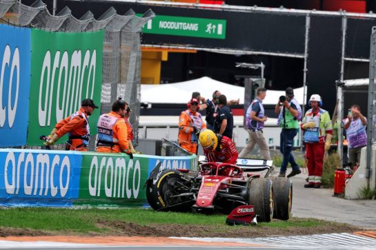 Lewis Hamilton (GBR) Ferrari SF-25 crashed out of the race.
31.08.2025. Formula 1 World Championship, Rd 15, Dutch Grand Prix, Zandvoort, Netherlands, Race Day.
- www.xpbimages.com, EMail: requests@xpbimages.com © Copyright: Moy / XPB Images