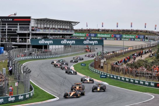 Oscar Piastri (AUS) McLaren MCL39 leads at the start of the race.
31.08.2025. Formula 1 World Championship, Rd 15, Dutch Grand Prix, Zandvoort, Netherlands, Race Day.
- www.xpbimages.com, EMail: requests@xpbimages.com © Copyright: Moy / XPB Images