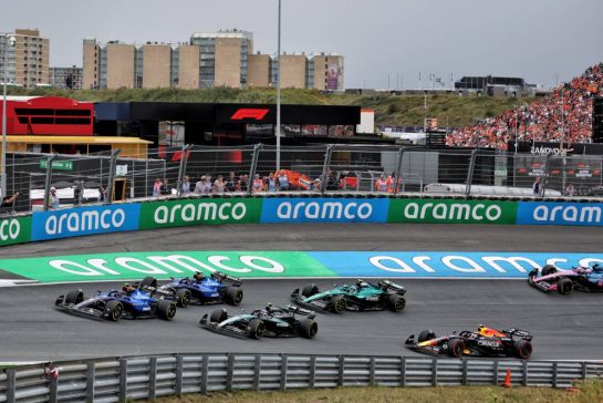 Carlos Sainz (ESP) Atlassian Williams Racing FW47 at the start of the race.
31.08.2025. Formula 1 World Championship, Rd 15, Dutch Grand Prix, Zandvoort, Netherlands, Race Day.
- www.xpbimages.com, EMail: requests@xpbimages.com © Copyright: Moy / XPB Images