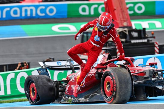 Charles Leclerc (MON) Ferrari SF-25 retired from the race.
31.08.2025. Formula 1 World Championship, Rd 15, Dutch Grand Prix, Zandvoort, Netherlands, Race Day.
- www.xpbimages.com, EMail: requests@xpbimages.com © Copyright: Miltenburg / XPB Images