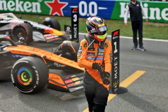 Race winner Oscar Piastri (AUS) McLaren MCL39 in parc ferme.
31.08.2025. Formula 1 World Championship, Rd 15, Dutch Grand Prix, Zandvoort, Netherlands, Race Day.
- www.xpbimages.com, EMail: requests@xpbimages.com © Copyright: Bearne / XPB Images