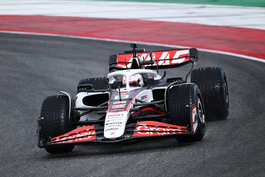 SCARPERIA, ITALY - SEPTEMBER 26: Romain Grosjean of France driving the (8) Haas F1 Ferrari on track during Haas F1 Testing at Mugello Circuit on September 26, 2025 in Scarperia, Italy. (Photo by Guido De Bortoli/LAT Images)