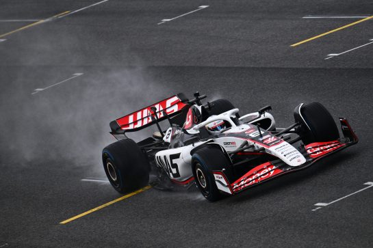 SCARPERIA, ITALY - SEPTEMBER 26: Romain Grosjean of France driving the (8) Haas F1 Ferrari on track during Haas F1 Testing at Mugello Circuit on September 26, 2025 in Scarperia, Italy. (Photo by Guido De Bortoli/LAT Images)