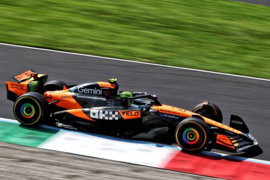 Lando Norris (GBR) McLaren MCL39.
05.09.2025. Formula 1 World Championship, Rd 16, Italian Grand Prix, Monza, Italy, Practice Day.
- www.xpbimages.com, EMail: requests@xpbimages.com © Copyright: Charniaux / XPB Images