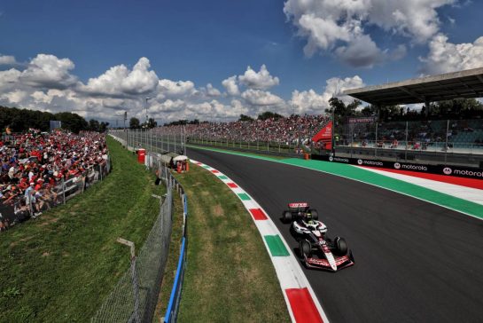 Oliver Bearman (GBR) Haas VF-25.
05.09.2025. Formula 1 World Championship, Rd 16, Italian Grand Prix, Monza, Italy, Practice Day.
- www.xpbimages.com, EMail: requests@xpbimages.com © Copyright: Rew / XPB Images