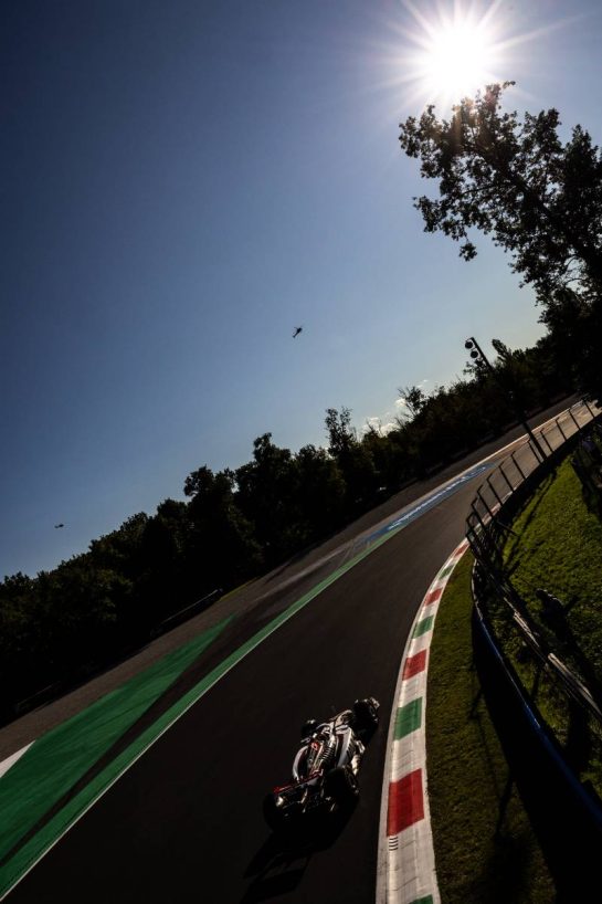 Esteban Ocon (FRA) Haas VF-25.
05.09.2025. Formula 1 World Championship, Rd 16, Italian Grand Prix, Monza, Italy, Practice Day.
- www.xpbimages.com, EMail: requests@xpbimages.com © Copyright: Bearne / XPB Images