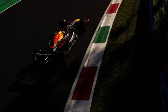 Max Verstappen (NLD) Red Bull Racing RB21.
05.09.2025. Formula 1 World Championship, Rd 16, Italian Grand Prix, Monza, Italy, Practice Day.
- www.xpbimages.com, EMail: requests@xpbimages.com © Copyright: Bearne / XPB Images