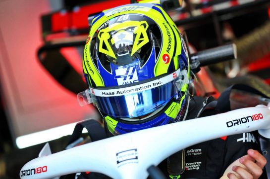 Oliver Bearman (GBR) Haas VF-25.
06.09.2025. Formula 1 World Championship, Rd 16, Italian Grand Prix, Monza, Italy, Qualifying Day.
- www.xpbimages.com, EMail: requests@xpbimages.com © Copyright: Batchelor / XPB Images