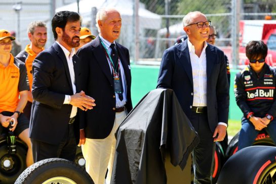 (L to R): Mohammed Bin Sulayem (UAE) FIA President; Marco Tronchetti Provera (ITA) Pirelli Chairman; and Stefano Domenicali (ITA) Formula One President and CEO celebrate 500 GP for Pirelli.
07.09.2025. Formula 1 World Championship, Rd 16, Italian Grand Prix, Monza, Italy, Race Day.
- www.xpbimages.com, EMail: requests@xpbimages.com © Copyright: Batchelor / XPB Images