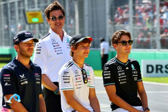 (L to R): Pierre Gasly (FRA) Alpine F1 Team; Toto Wolff (GER) Mercedes AMG F1 Shareholder and Executive Director; Andrea Kimi Antonelli (ITA) Mercedes AMG F1; and George Russell (GBR) Mercedes AMG F1.
07.09.2025. Formula 1 World Championship, Rd 16, Italian Grand Prix, Monza, Italy, Race Day.
- www.xpbimages.com, EMail: requests@xpbimages.com © Copyright: Batchelor / XPB Images