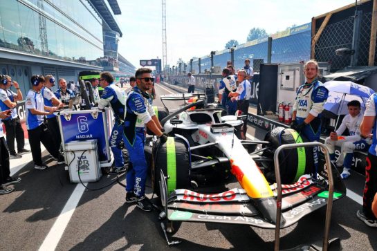 Isack Hadjar (FRA) Racing Bulls VCARB 02 starting from the pit lane.
07.09.2025. Formula 1 World Championship, Rd 16, Italian Grand Prix, Monza, Italy, Race Day.
- www.xpbimages.com, EMail: requests@xpbimages.com © Copyright: Batchelor / XPB Images