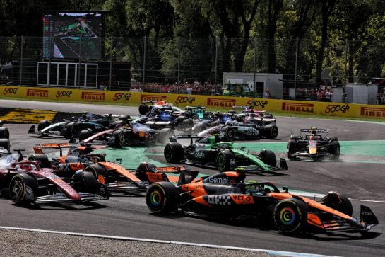 Lando Norris (GBR) McLaren MCL39 at the start of the race as Gabriel Bortoleto (BRA) Sauber C45 and Yuki Tsunoda (JPN) Red Bull Racing RB21 run wide.
07.09.2025. Formula 1 World Championship, Rd 16, Italian Grand Prix, Monza, Italy, Race Day.
- www.xpbimages.com, EMail: requests@xpbimages.com © Copyright: Charniaux / XPB Images