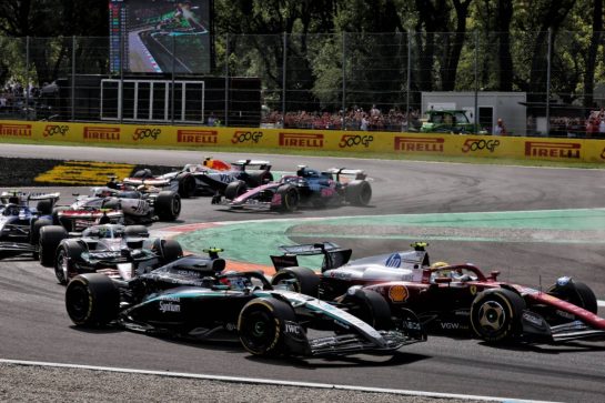 Andrea Kimi Antonelli (ITA) Mercedes AMG F1 W16 and Lewis Hamilton (GBR) Ferrari SF-25 at the start of the race.
07.09.2025. Formula 1 World Championship, Rd 16, Italian Grand Prix, Monza, Italy, Race Day.
- www.xpbimages.com, EMail: requests@xpbimages.com © Copyright: Charniaux / XPB Images