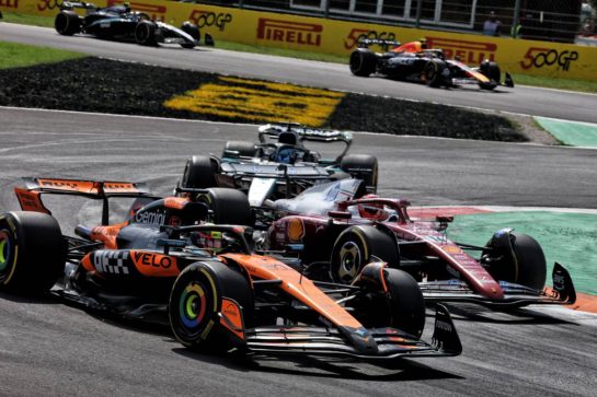 Oscar Piastri (AUS) McLaren MCL39 and Charles Leclerc (MON) Ferrari SF-25 battle for position.
07.09.2025. Formula 1 World Championship, Rd 16, Italian Grand Prix, Monza, Italy, Race Day.
- www.xpbimages.com, EMail: requests@xpbimages.com © Copyright: Charniaux / XPB Images