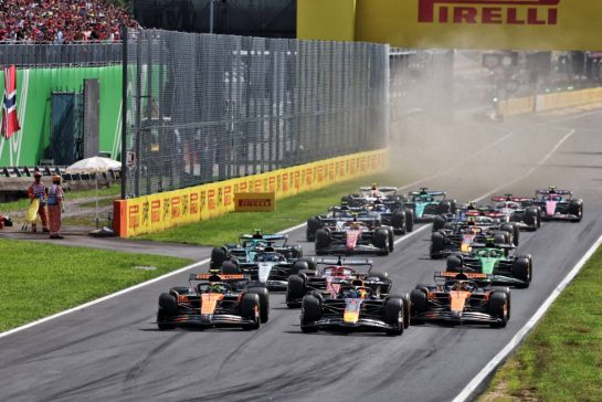 Lando Norris (GBR) McLaren MCL39 and Max Verstappen (NLD) Red Bull Racing RB21 lead at the start of the race.
07.09.2025. Formula 1 World Championship, Rd 16, Italian Grand Prix, Monza, Italy, Race Day.
- www.xpbimages.com, EMail: requests@xpbimages.com © Copyright: Bearne / XPB Images
