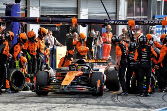 Oscar Piastri (AUS) McLaren MCL39 makes a pit stop.
07.09.2025. Formula 1 World Championship, Rd 16, Italian Grand Prix, Monza, Italy, Race Day.
- www.xpbimages.com, EMail: requests@xpbimages.com © Copyright: Batchelor / XPB Images