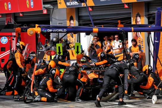Lando Norris (GBR) McLaren MCL39 makes a pit stop.
07.09.2025. Formula 1 World Championship, Rd 16, Italian Grand Prix, Monza, Italy, Race Day.
- www.xpbimages.com, EMail: requests@xpbimages.com © Copyright: Batchelor / XPB Images