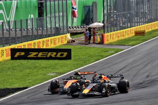 Max Verstappen (NLD) Red Bull Racing RB21 overtakes Lando Norris (GBR) McLaren MCL39 to take the lead of the race.
07.09.2025. Formula 1 World Championship, Rd 16, Italian Grand Prix, Monza, Italy, Race Day.
- www.xpbimages.com, EMail: requests@xpbimages.com © Copyright: Bearne / XPB Images