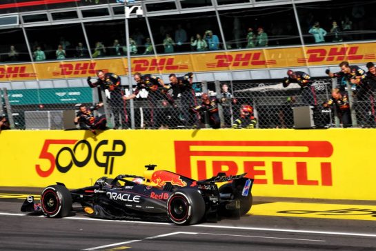 Race winner Max Verstappen (NLD) Red Bull Racing RB21 passes the team at the end of the race.
07.09.2025. Formula 1 World Championship, Rd 16, Italian Grand Prix, Monza, Italy, Race Day.
- www.xpbimages.com, EMail: requests@xpbimages.com © Copyright: Bearne / XPB Images