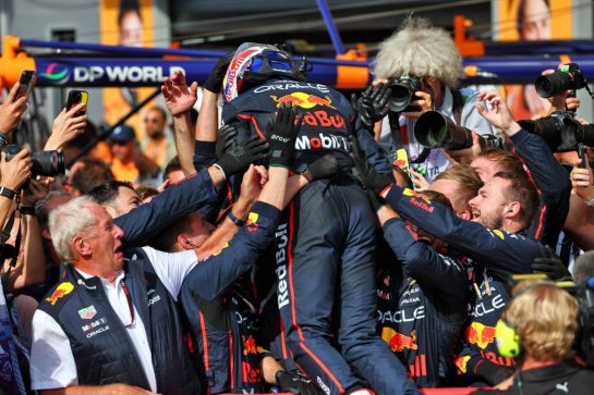 Race winner Max Verstappen (NLD) Red Bull Racing celebrates with the team in parc ferme.
07.09.2025. Formula 1 World Championship, Rd 16, Italian Grand Prix, Monza, Italy, Race Day.
- www.xpbimages.com, EMail: requests@xpbimages.com © Copyright: Batchelor / XPB Images