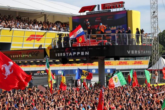 The podium (L to R): Lando Norris (GBR) McLaren, second; Max Verstappen (NLD) Red Bull Racing, race winner; Oscar Piastri (AUS) McLaren, third.
07.09.2025. Formula 1 World Championship, Rd 16, Italian Grand Prix, Monza, Italy, Race Day.
- www.xpbimages.com, EMail: requests@xpbimages.com © Copyright: Bearne / XPB Images