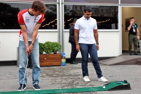 (L to R): Oliver Bearman (GBR) Haas F1 Team plays golf in the paddock with Karun Chandhok (IND) Sky Sports F1 Presenter.
18.09.2025. Formula 1 World Championship, Rd 17, Azerbaijan Grand Prix, Baku Street Circuit, Azerbaijan, Preparation Day.
- www.xpbimages.com, EMail: requests@xpbimages.com © Copyright: Rew / XPB Images